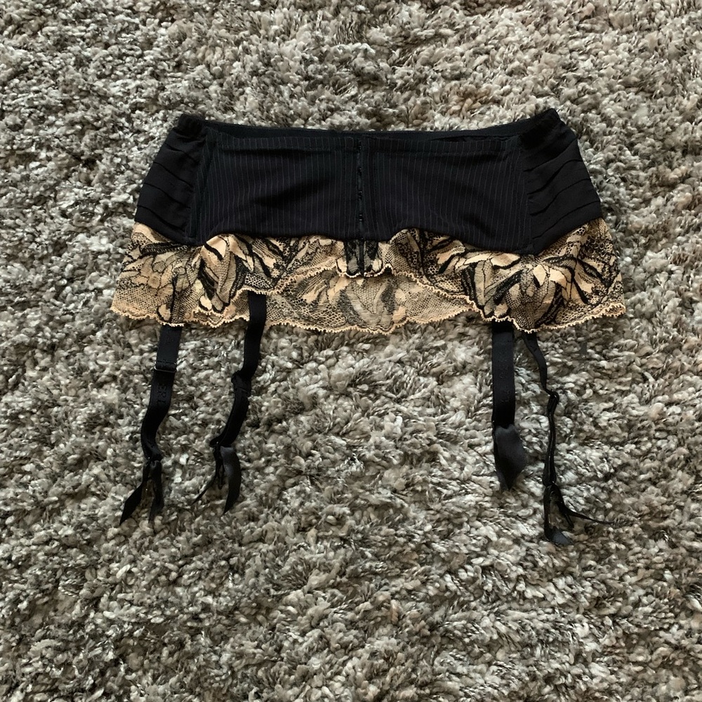 Women’s garter belt
